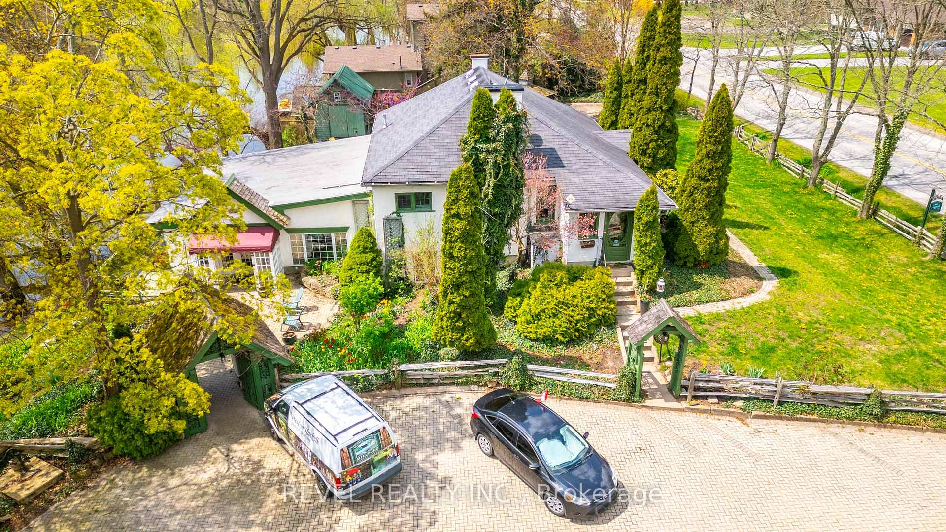 Front of 1552 Regional Road 81
