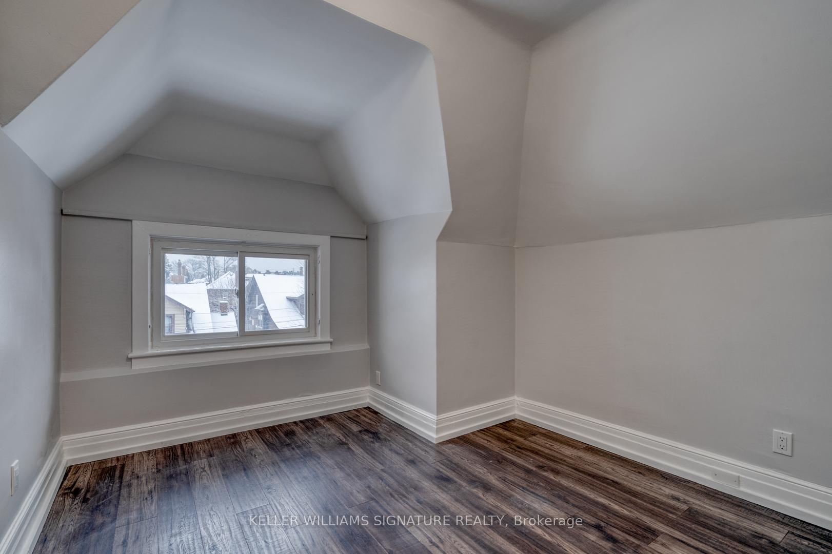 Photo 11 of 112 Leinster Avenue S, Hamilton, Stripley — HOMEH