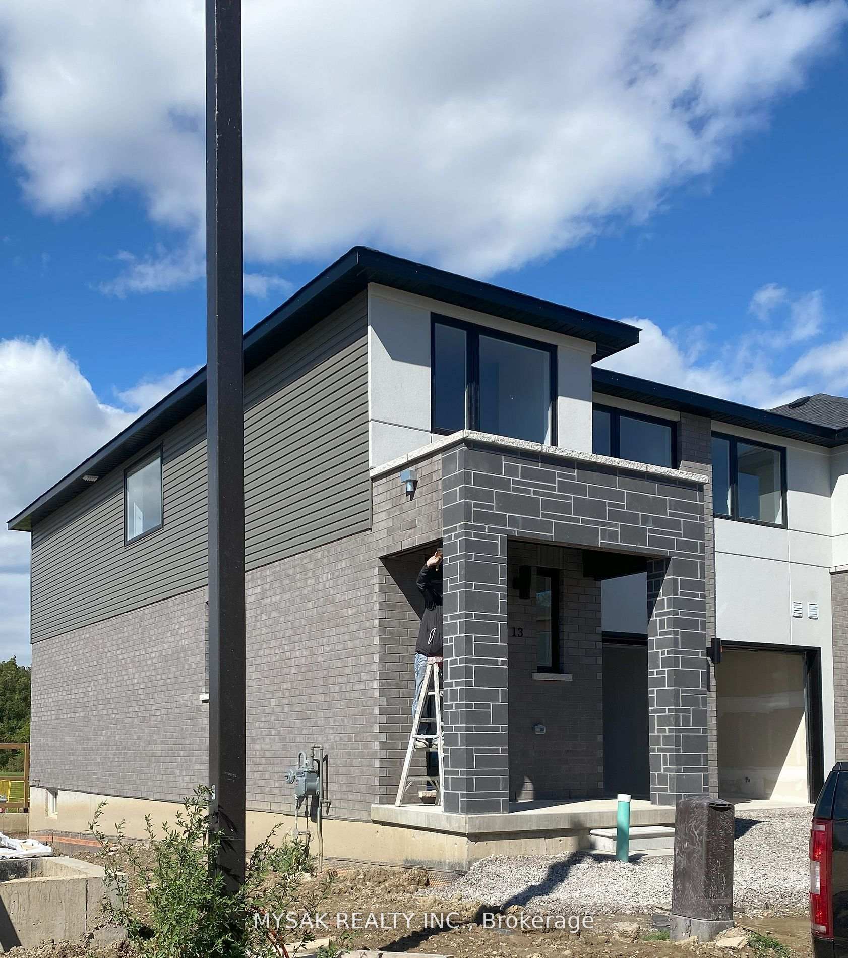Front of Unit 13, 166 Mount Albion Road