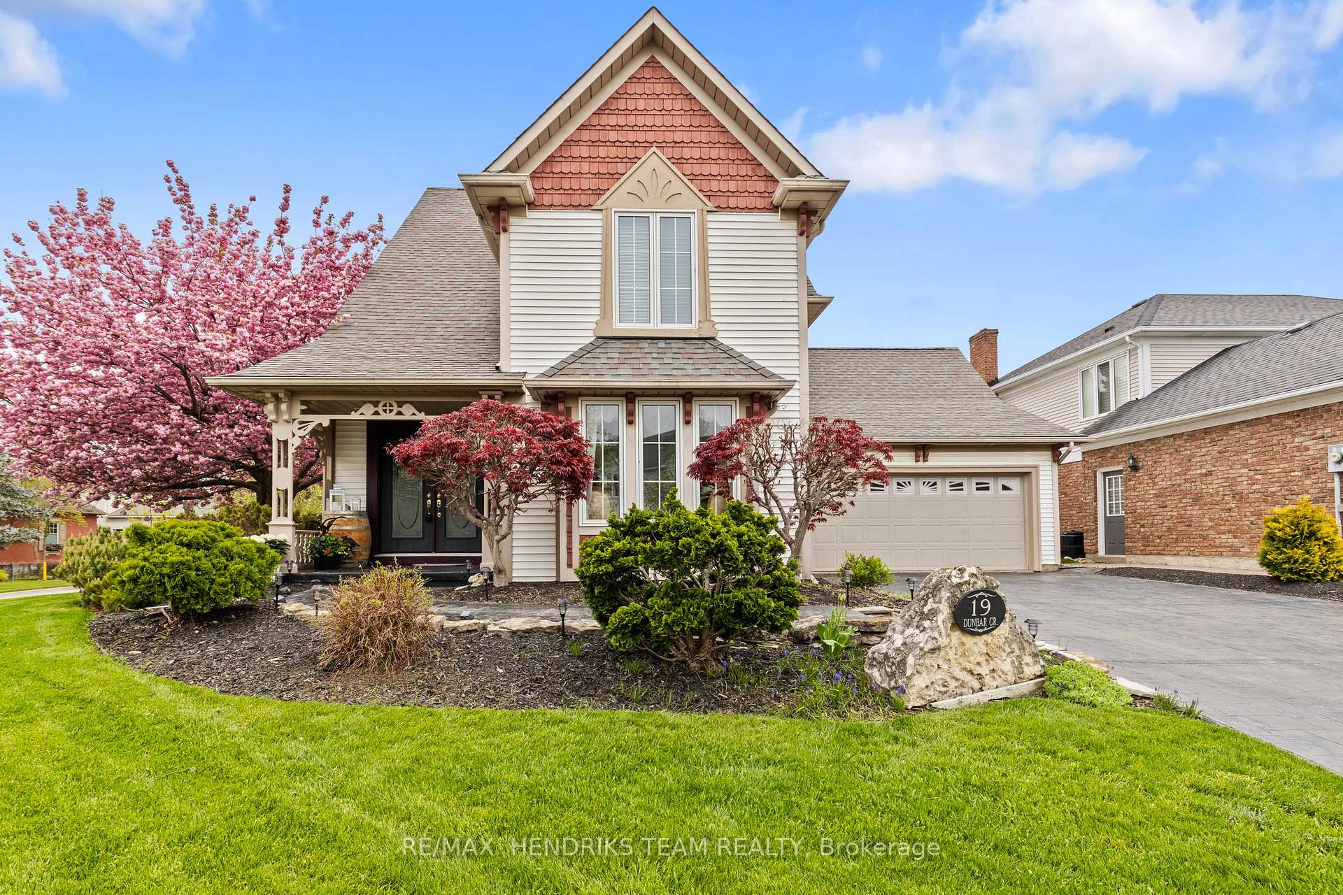 Photo 2 of 19 Dunbar Crescent, St. Catharines, Grapeview — HOMEH