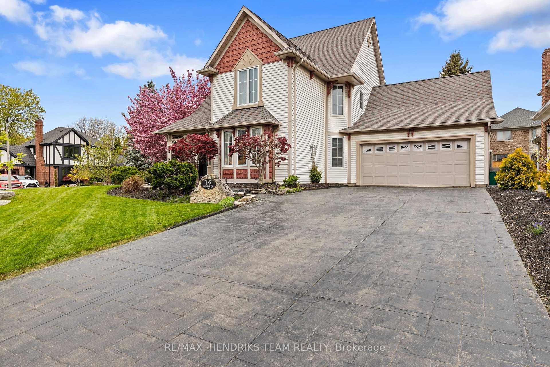 Photo 3 of 19 Dunbar Crescent, St. Catharines, Grapeview — HOMEH