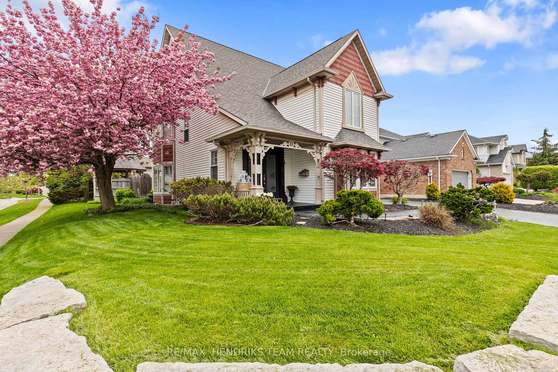 Photo 4 of 19 Dunbar Crescent, St. Catharines, Grapeview — HOMEH