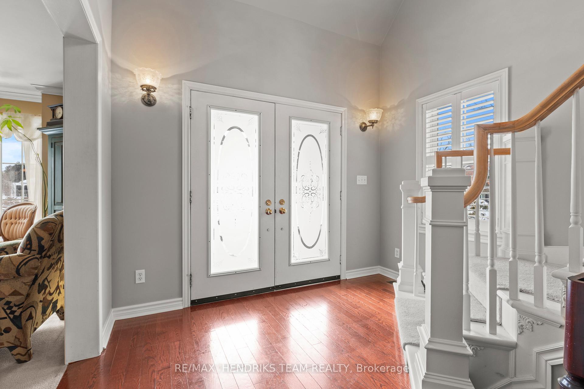 Photo 5 of 19 Dunbar Crescent, St. Catharines, Grapeview — HOMEH