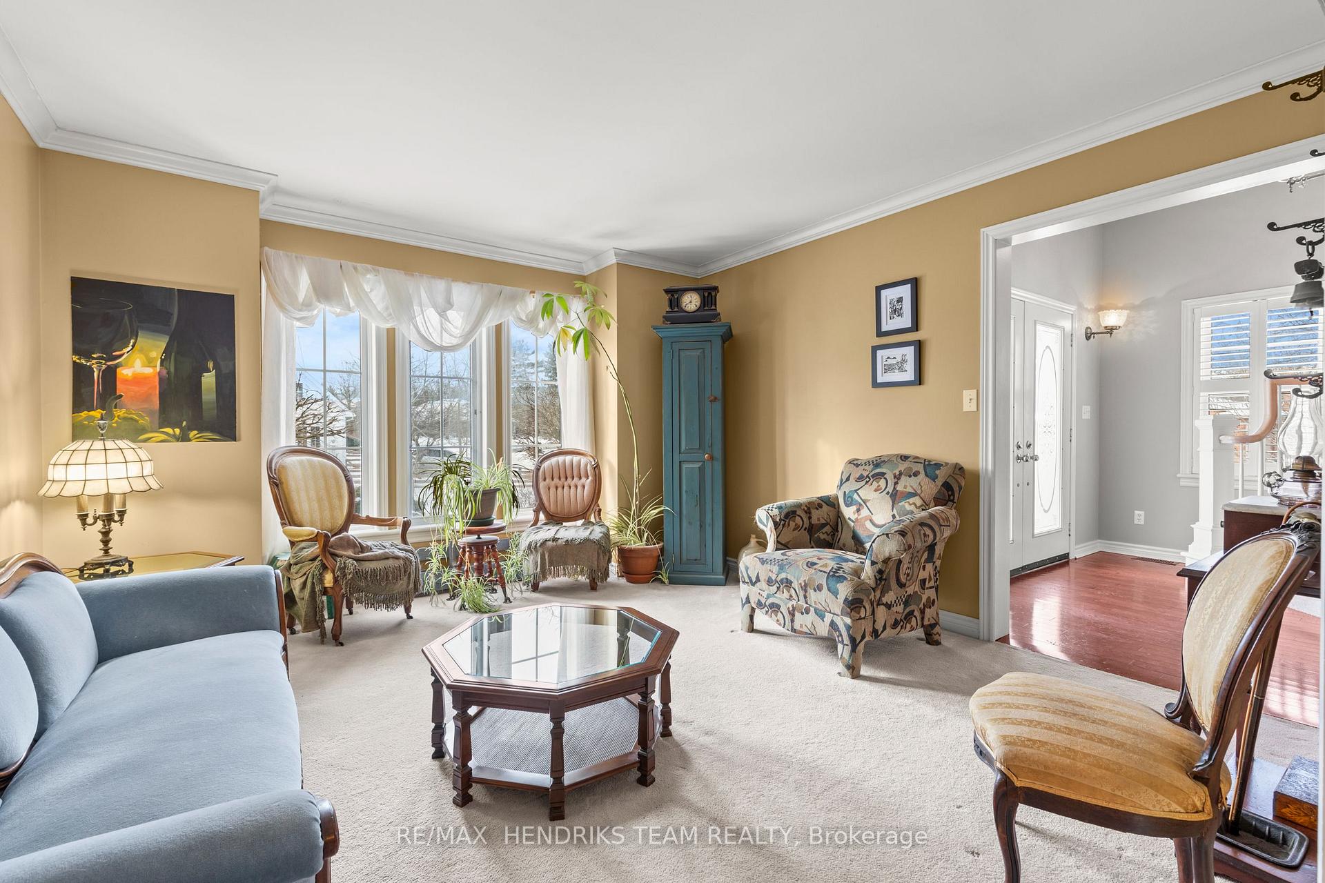 Photo 6 of 19 Dunbar Crescent, St. Catharines, Grapeview — HOMEH