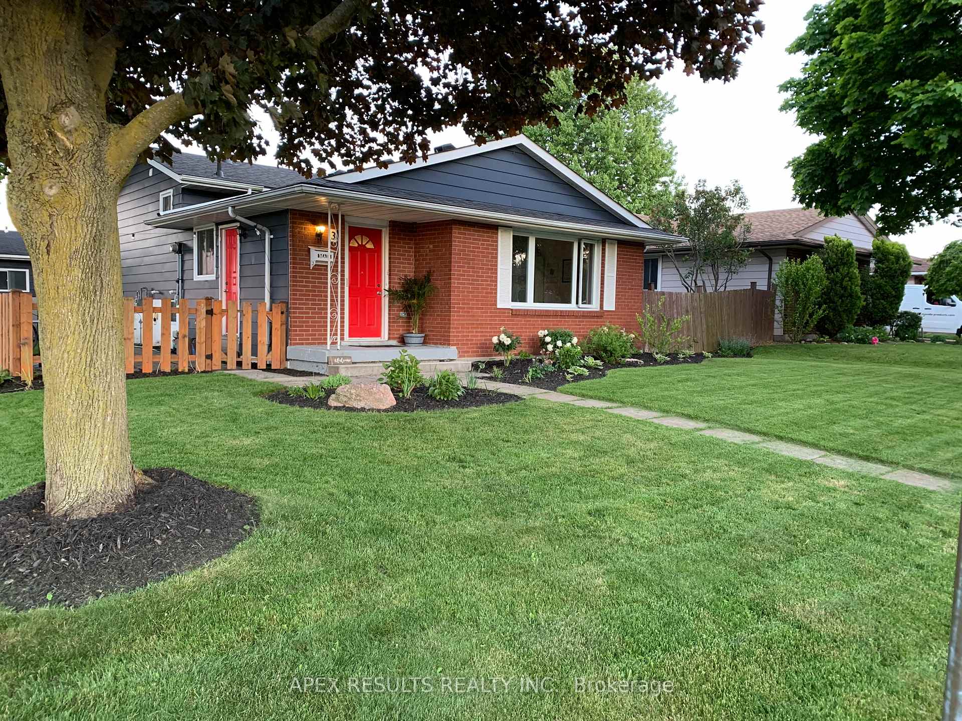 Photo 3 of 3 Leduc Street, Hamilton, Lisgar — HOMEH