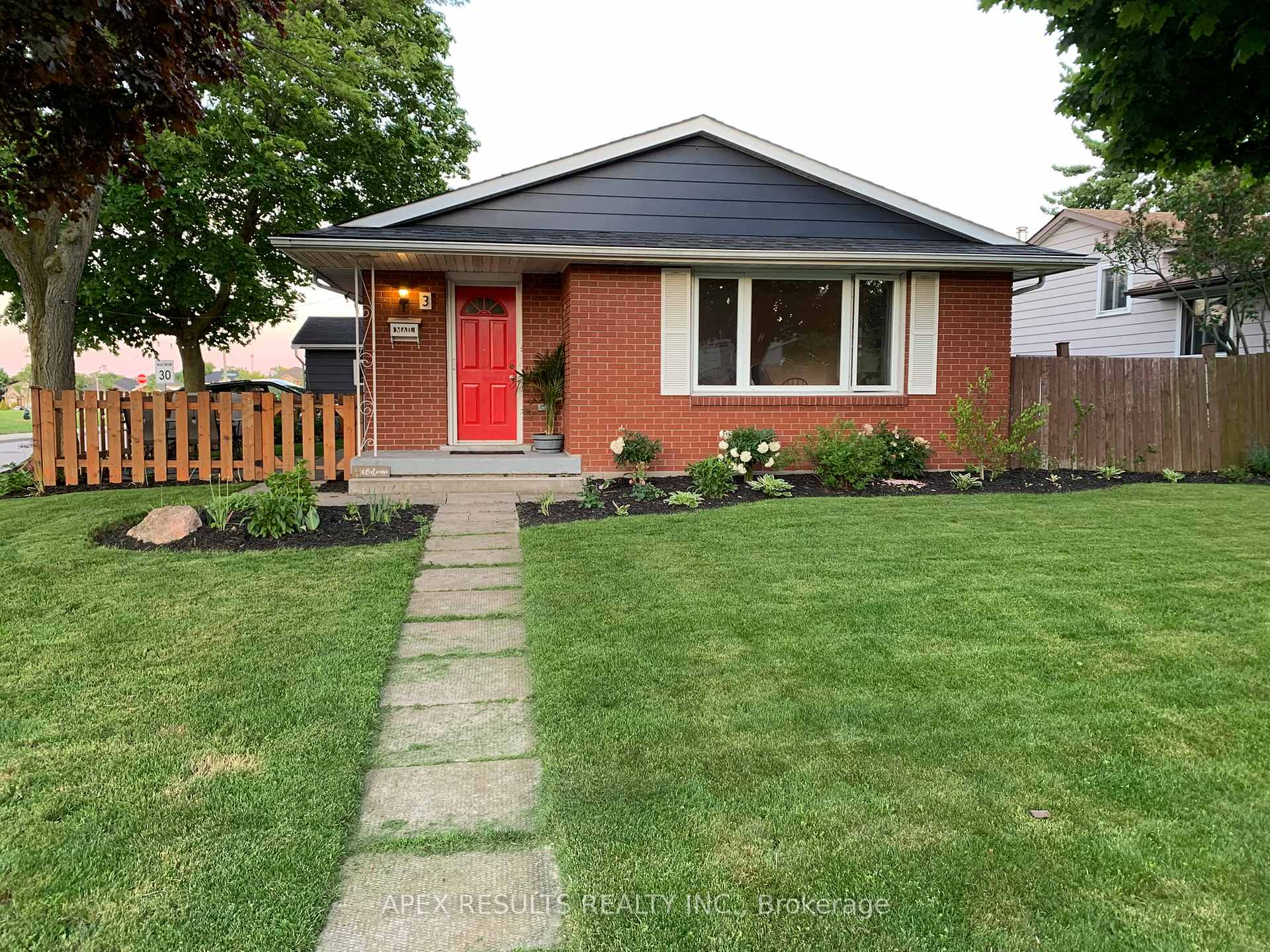 Photo 4 of 3 Leduc Street, Hamilton, Lisgar — HOMEH