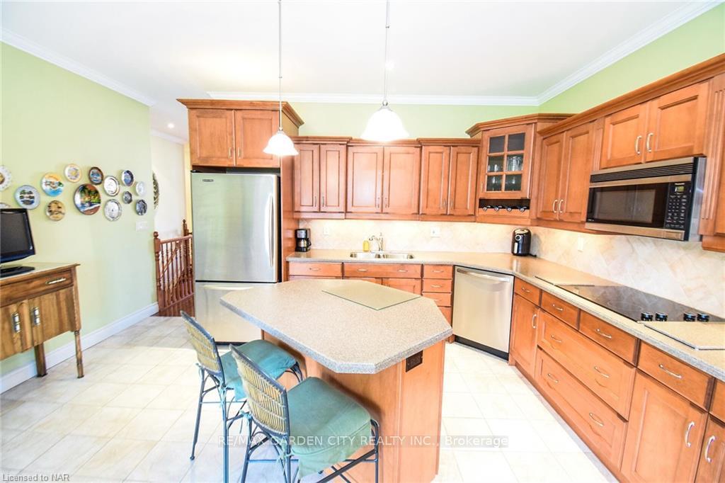 Photo 13 of 10 Maracay Way, St. Catharines, Grapeview — HOMEH