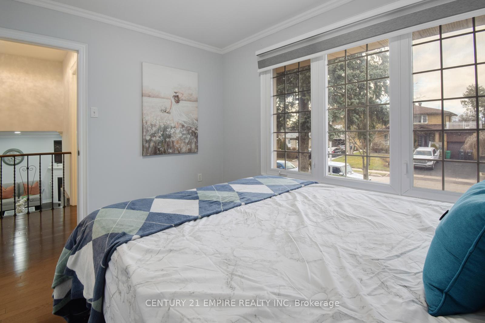 Photo 3 of 29 Flowertown Ave Brampton, Brampton, Northwood Park — HOMEH