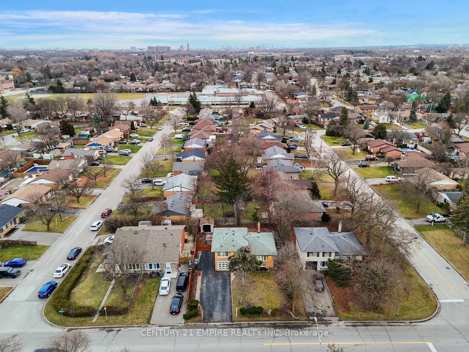 Photo 18 of 29 Flowertown Ave Brampton, Brampton, Northwood Park — HOMEH