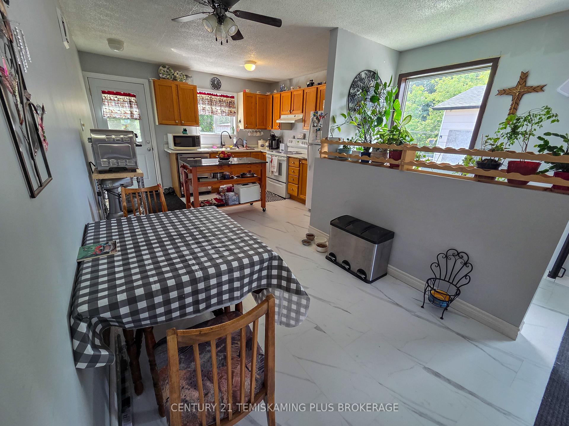 Photo 4 of 25 Watson Place, Cobalt — HOMEH