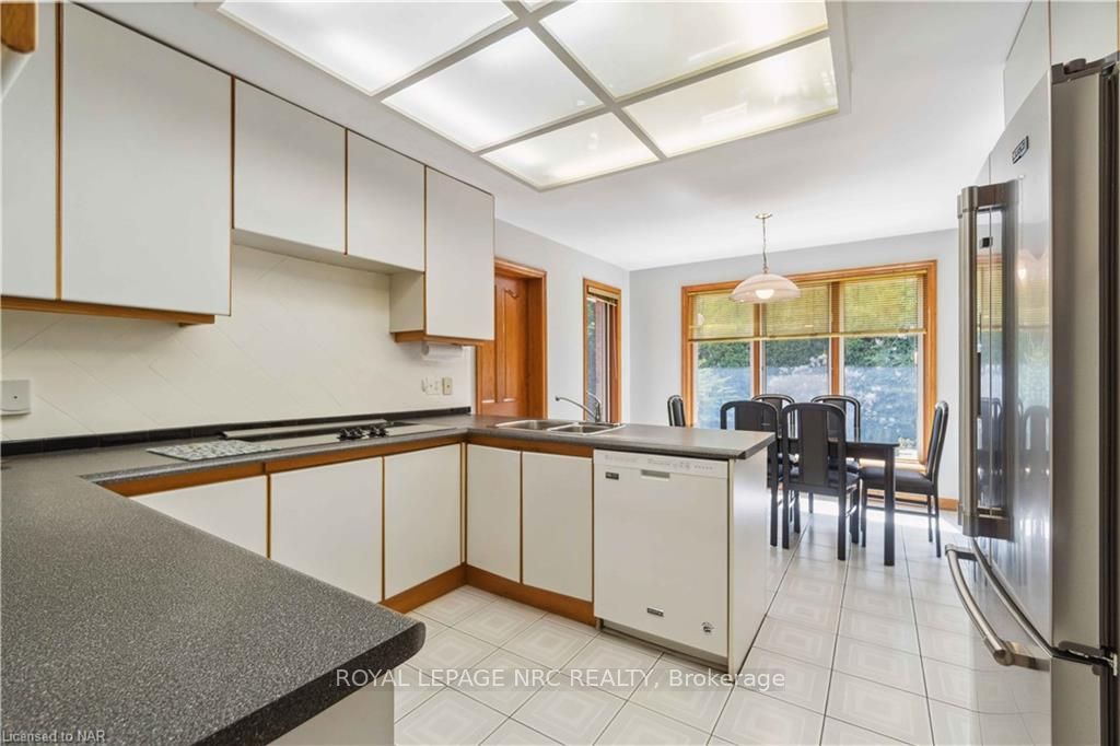 Photo 3 of 53 Chancery Circle, St. Catharines, Vine/Linwell — HOMEH