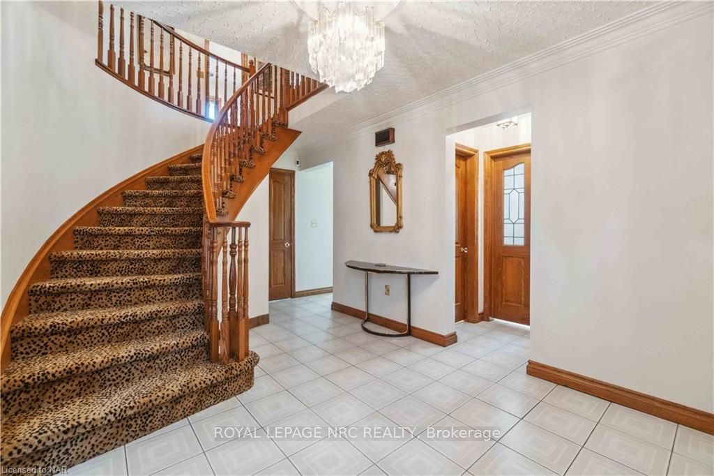 Photo 4 of 53 Chancery Circle, St. Catharines, Vine/Linwell — HOMEH
