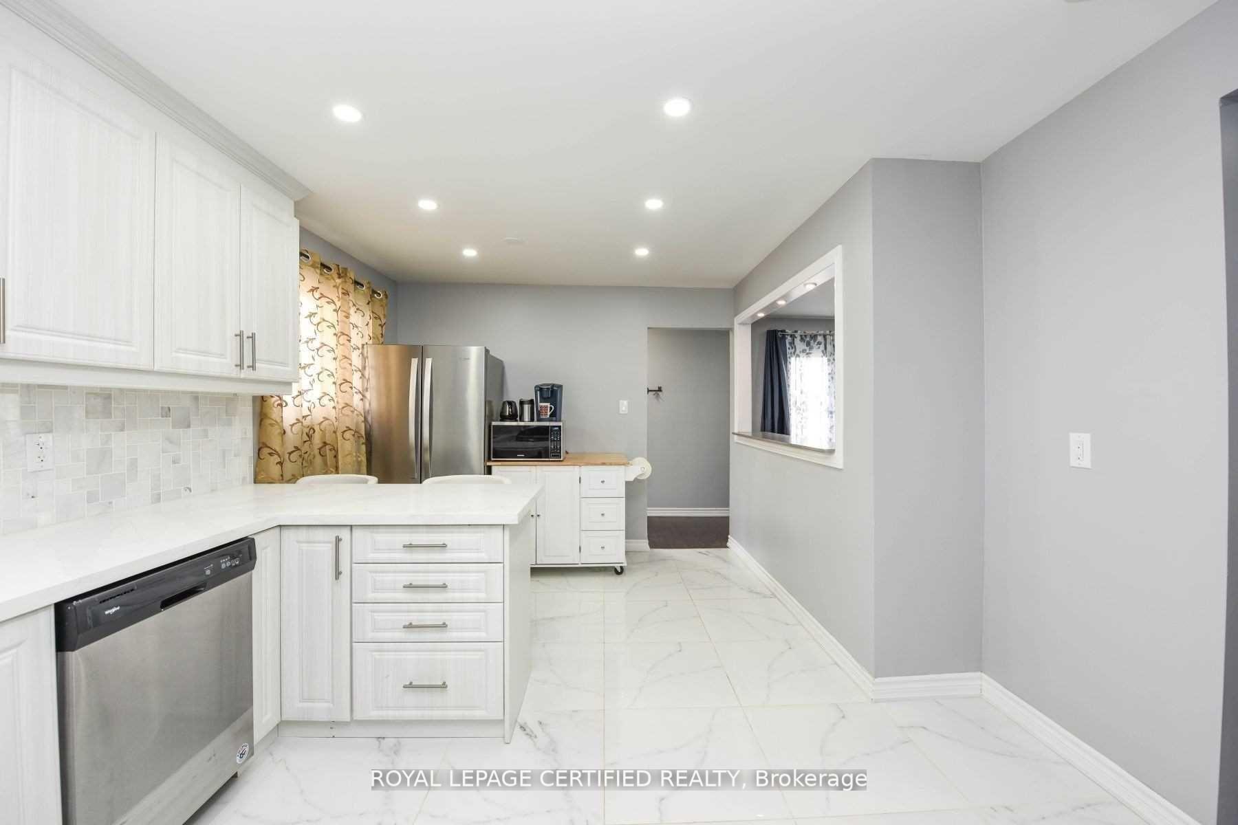 Photo 3 of 87 Newlyn Crescent, Brampton, Brampton North — HOMEH