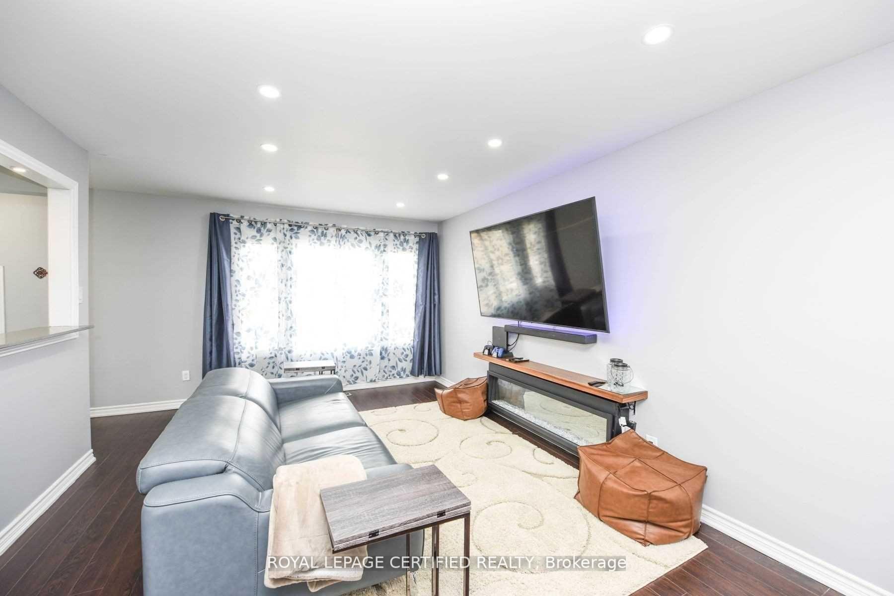 Photo 4 of 87 Newlyn Crescent, Brampton, Brampton North — HOMEH