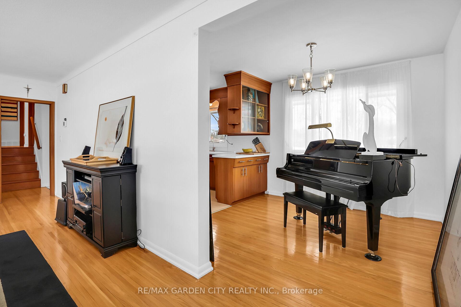 Photo 6 of 51 Richelieu Drive, St. Catharines, Vine/Linwell — HOMEH