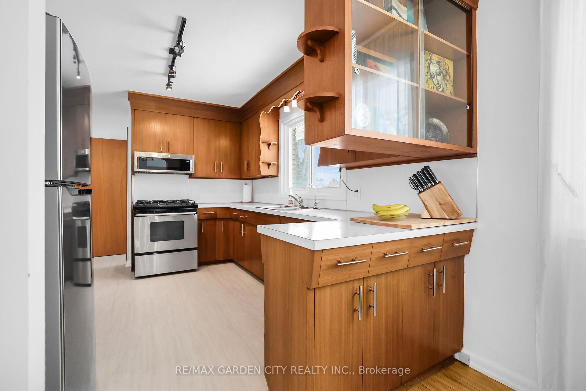 Photo 7 of 51 Richelieu Drive, St. Catharines, Vine/Linwell — HOMEH