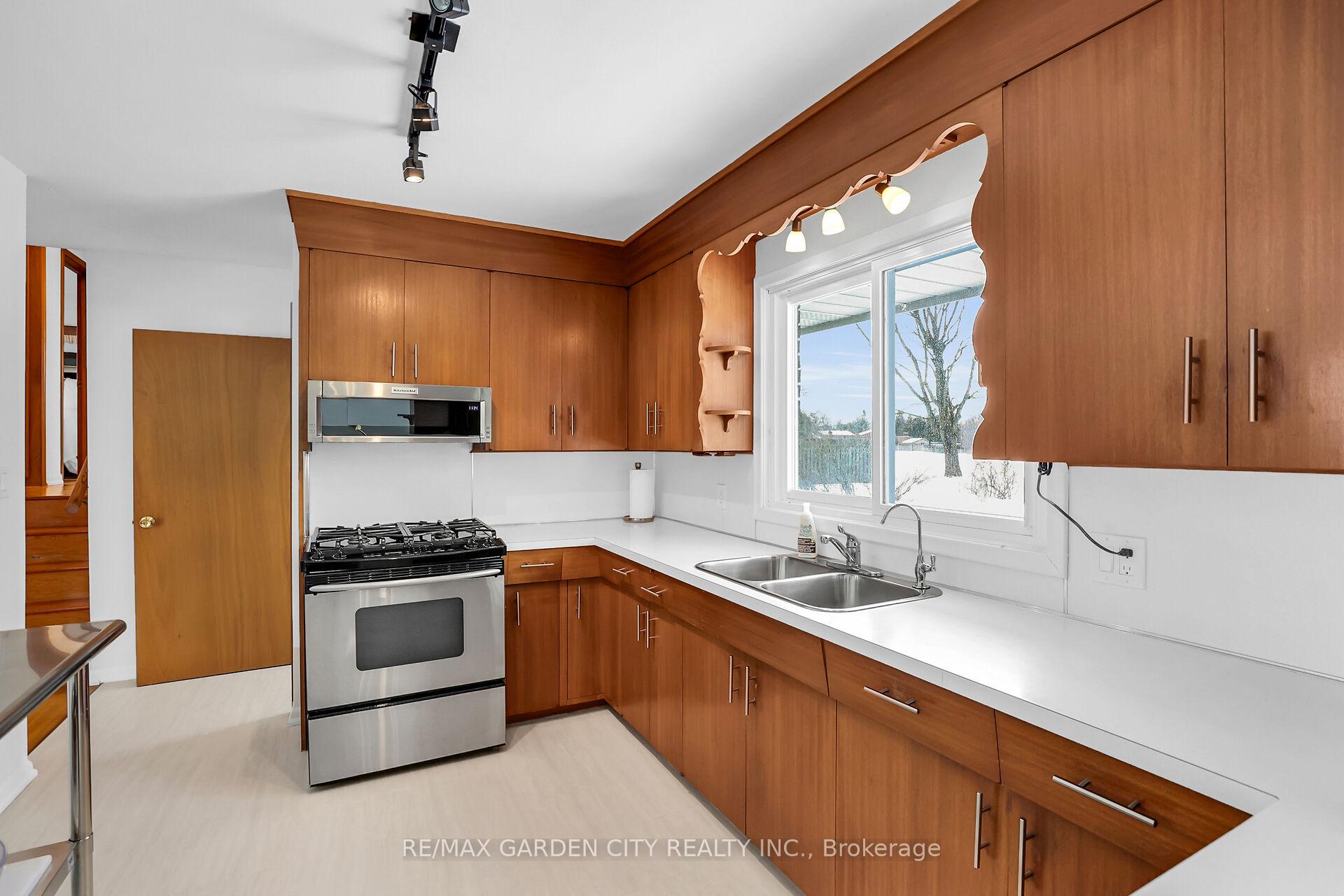 Photo 8 of 51 Richelieu Drive, St. Catharines, Vine/Linwell — HOMEH