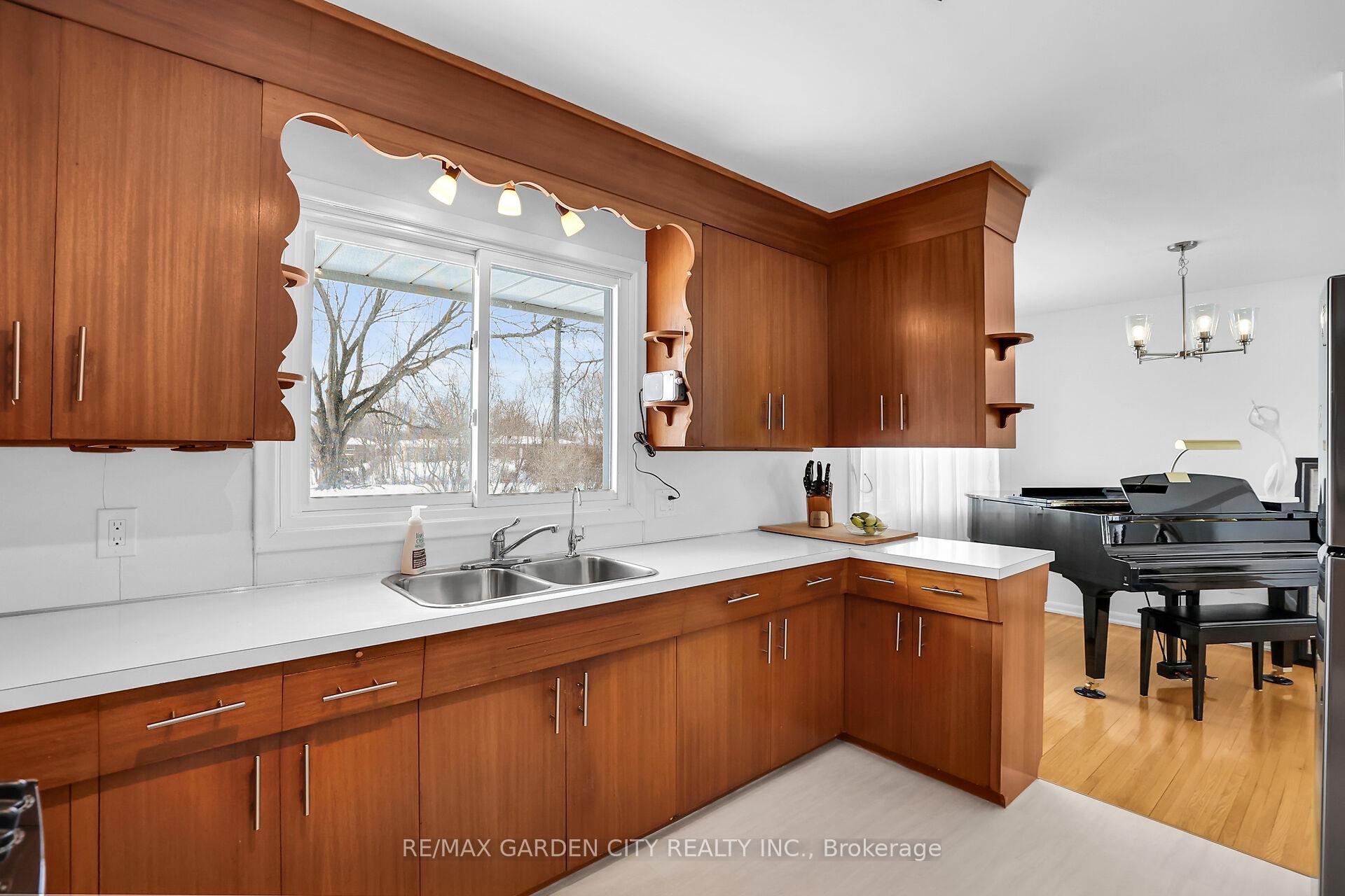 Photo 9 of 51 Richelieu Drive, St. Catharines, Vine/Linwell — HOMEH