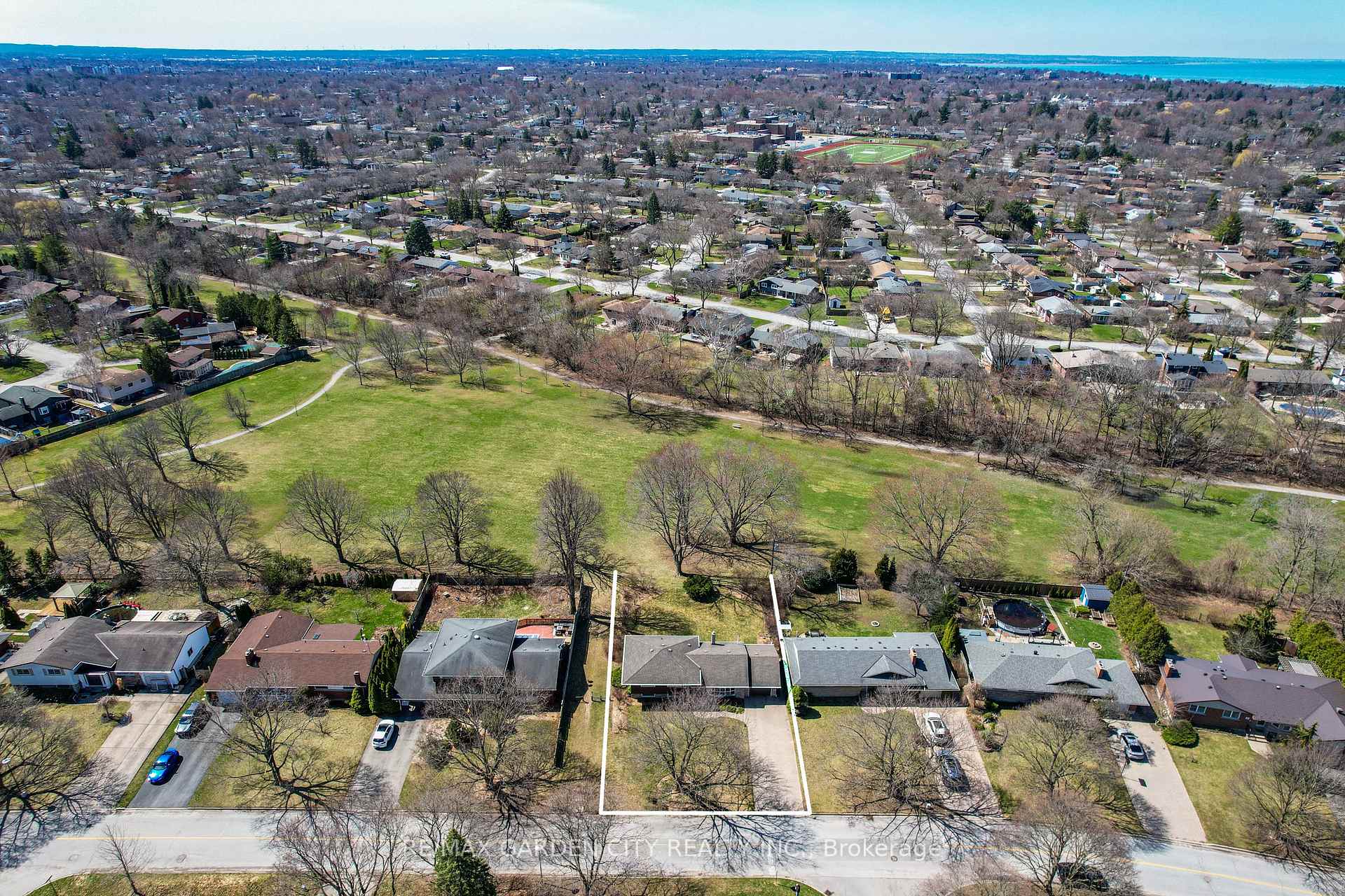 Photo 29 of 51 Richelieu Drive, St. Catharines, Vine/Linwell — HOMEH