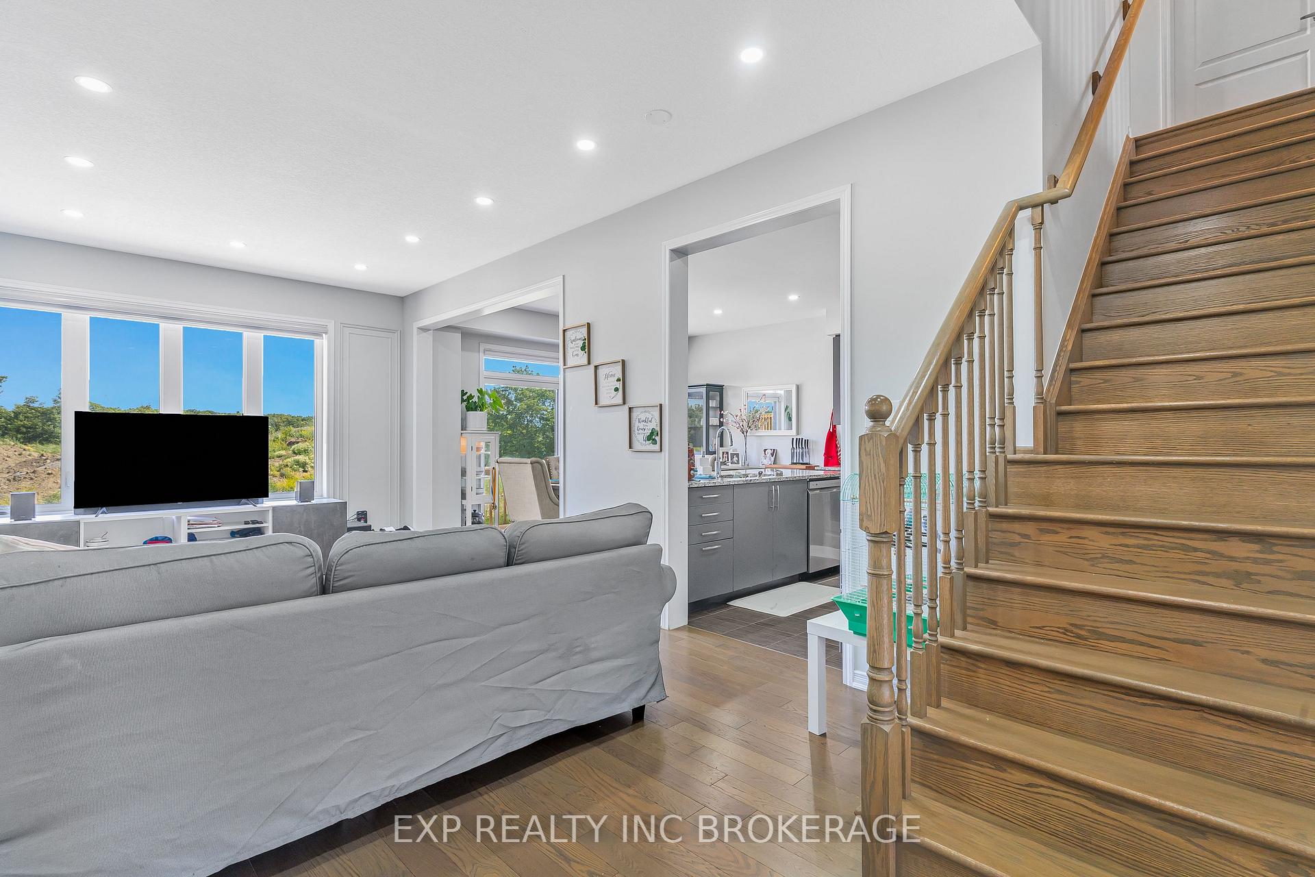 Photo 4 of 7 Hargrove Way, Hamilton, Stoney Creek — HOMEH