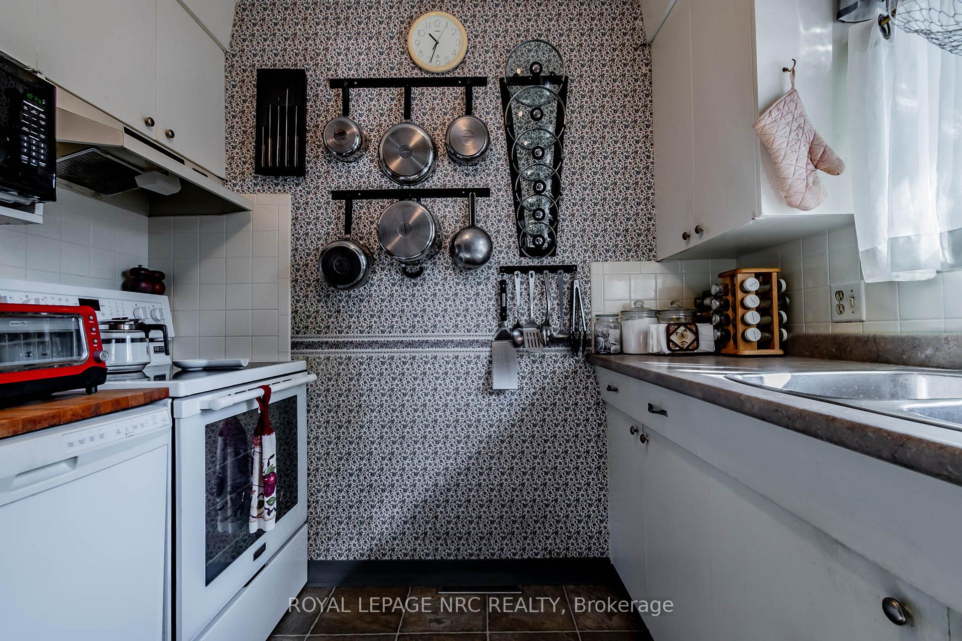 Photo 7 of 48 Prince Charles Drive, St. Catharines, Lakeport — HOMEH