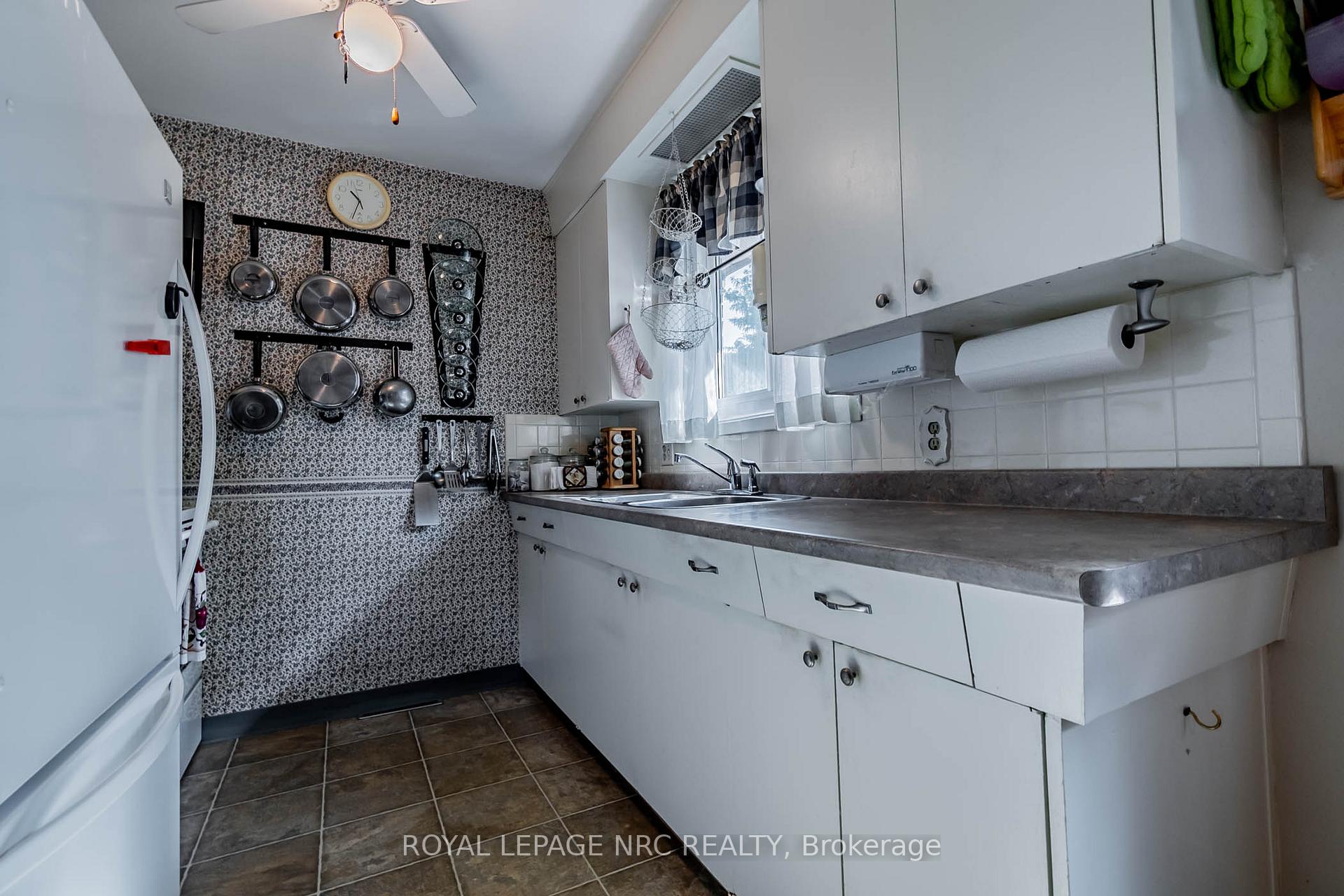 Photo 8 of 48 Prince Charles Drive, St. Catharines, Lakeport — HOMEH