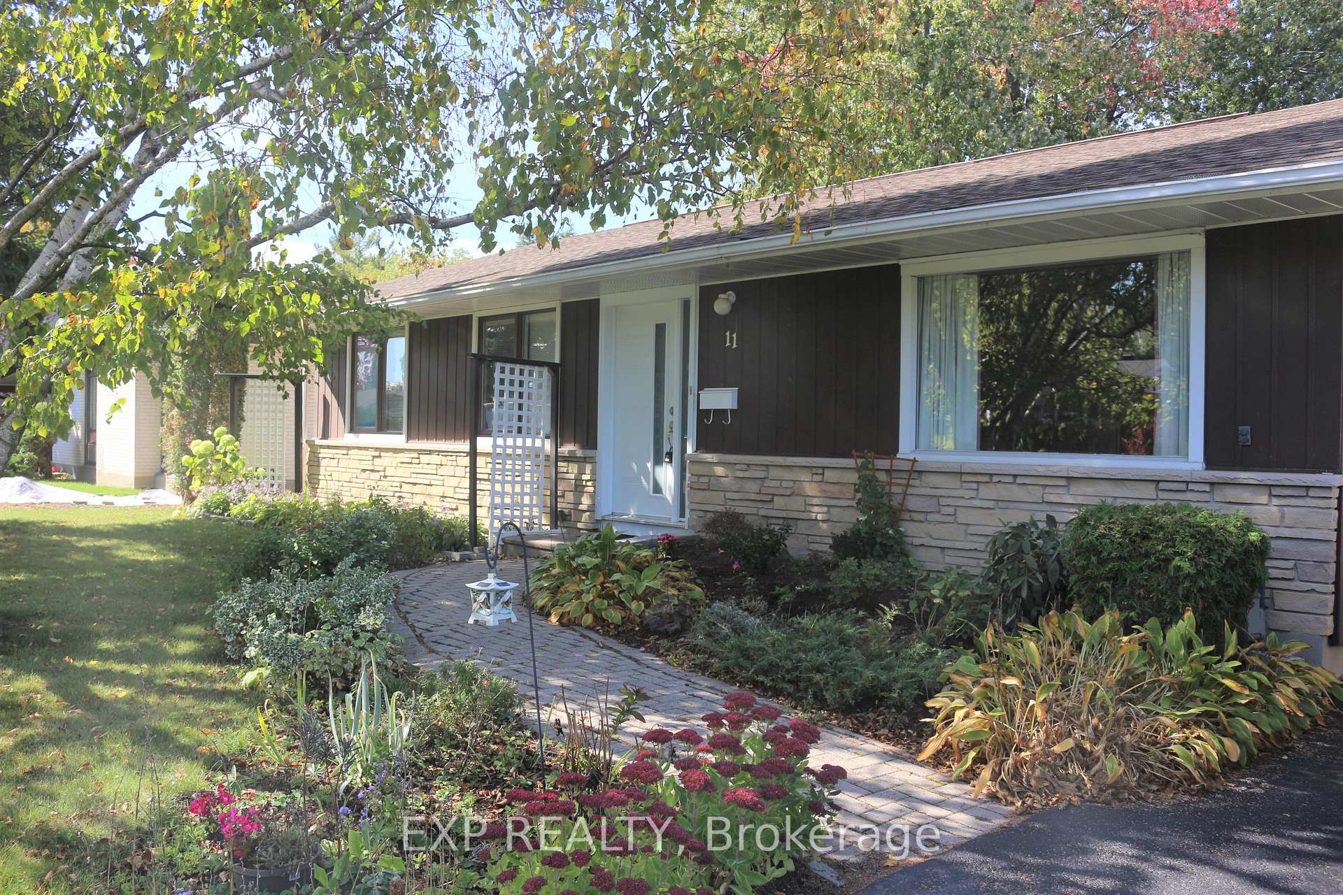 Photo 21 of 11 Hillview Road, Ottawa, Lakeview Park — HOMEH