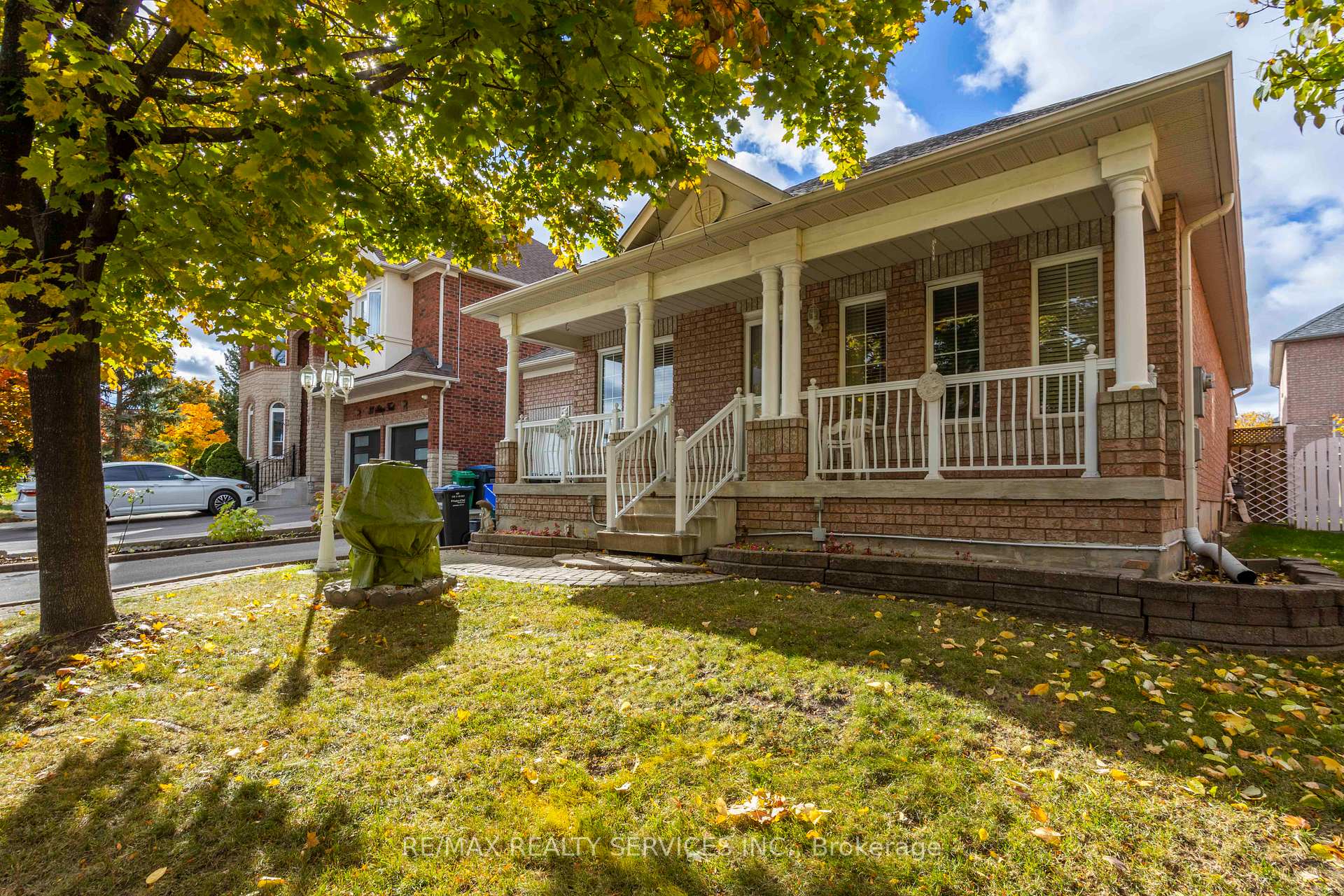 Photo 2 of 31 Silktop Trail, Brampton, Sandringham-Wellington — HOMEH