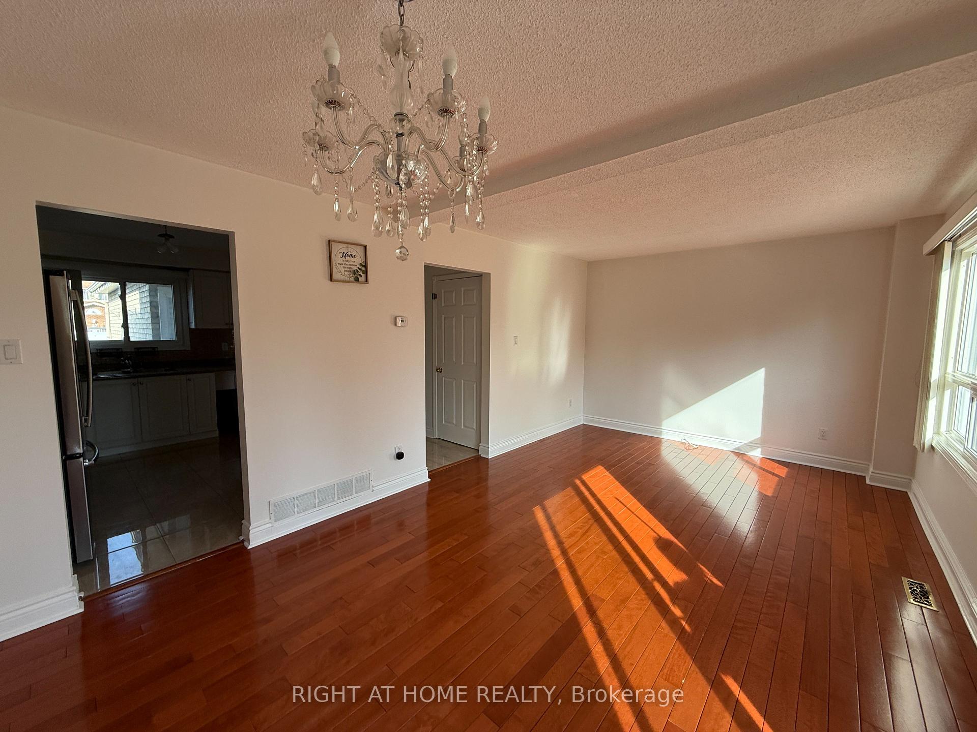 Photo 5 of 54 Merganser Crescent, Brampton, Fletcher's Creek South — HOMEH