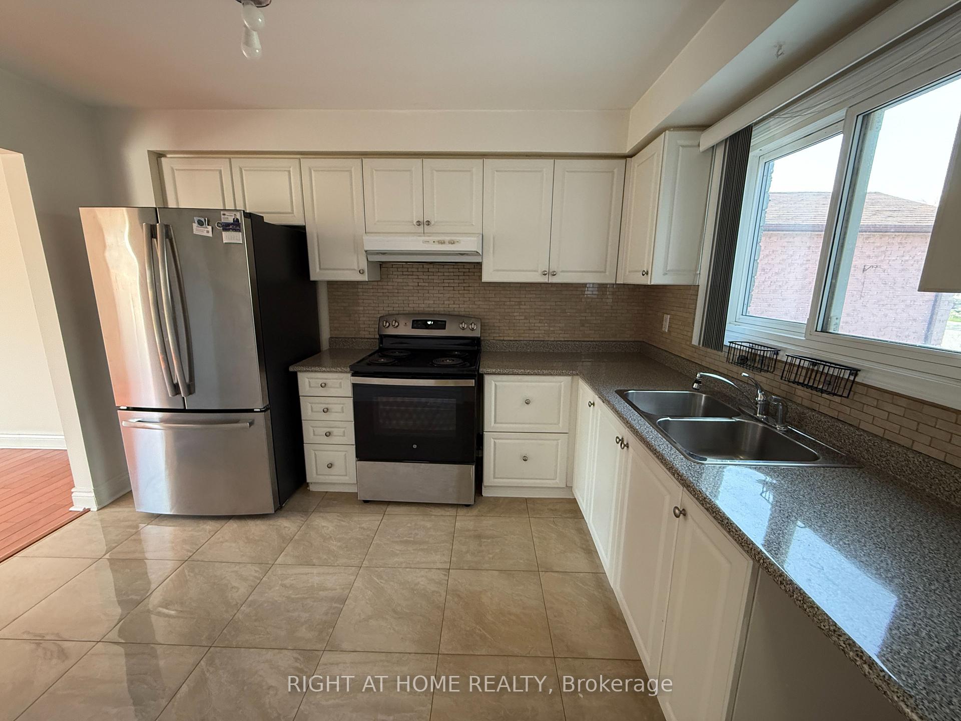 Photo 6 of 54 Merganser Crescent, Brampton, Fletcher's Creek South — HOMEH