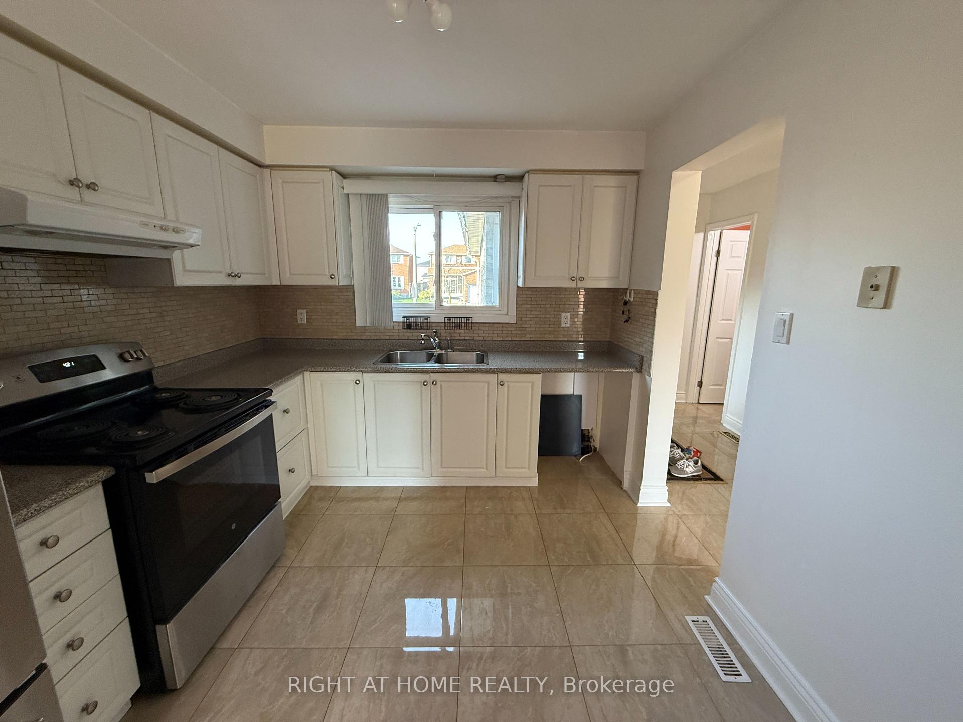 Photo 7 of 54 Merganser Crescent, Brampton, Fletcher's Creek South — HOMEH