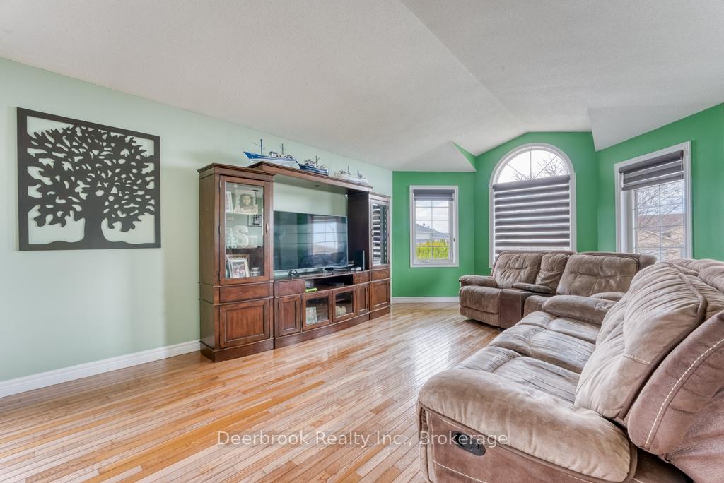 Photo 9 of 11 Marie Crescent, Leamington — HOMEH