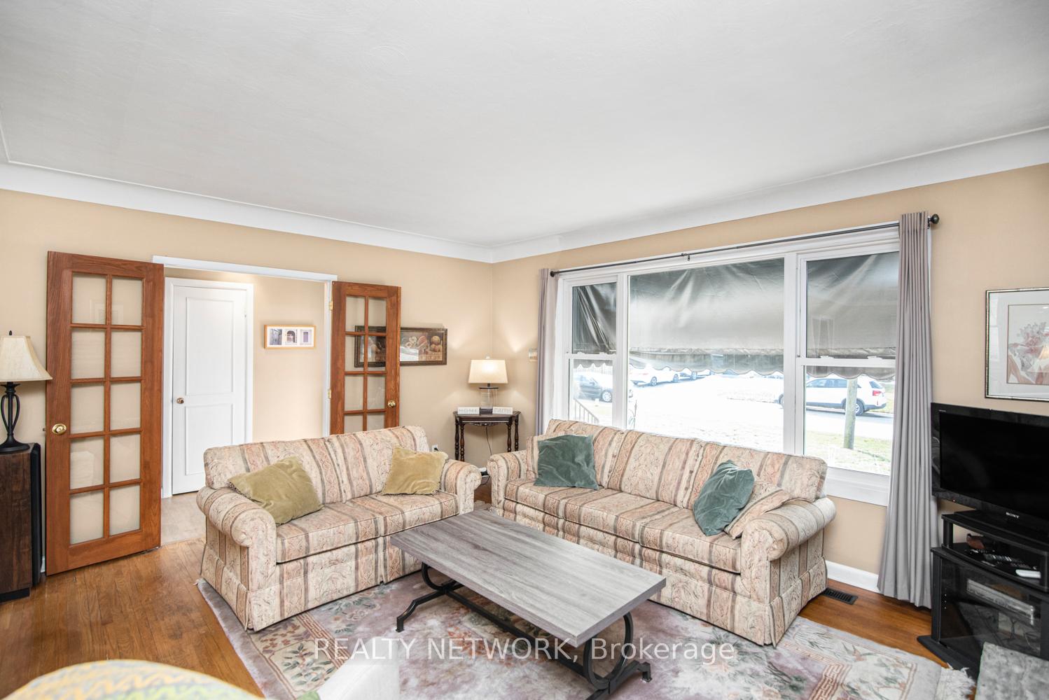 Photo 5 of 73 Miller Drive, Hamilton, Ancaster — HOMEH