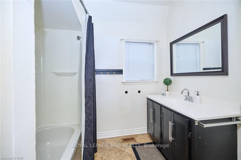 Photo 13 of 16-16.5 Lakeside Drive, St. Catharines, Port Weller — HOMEH