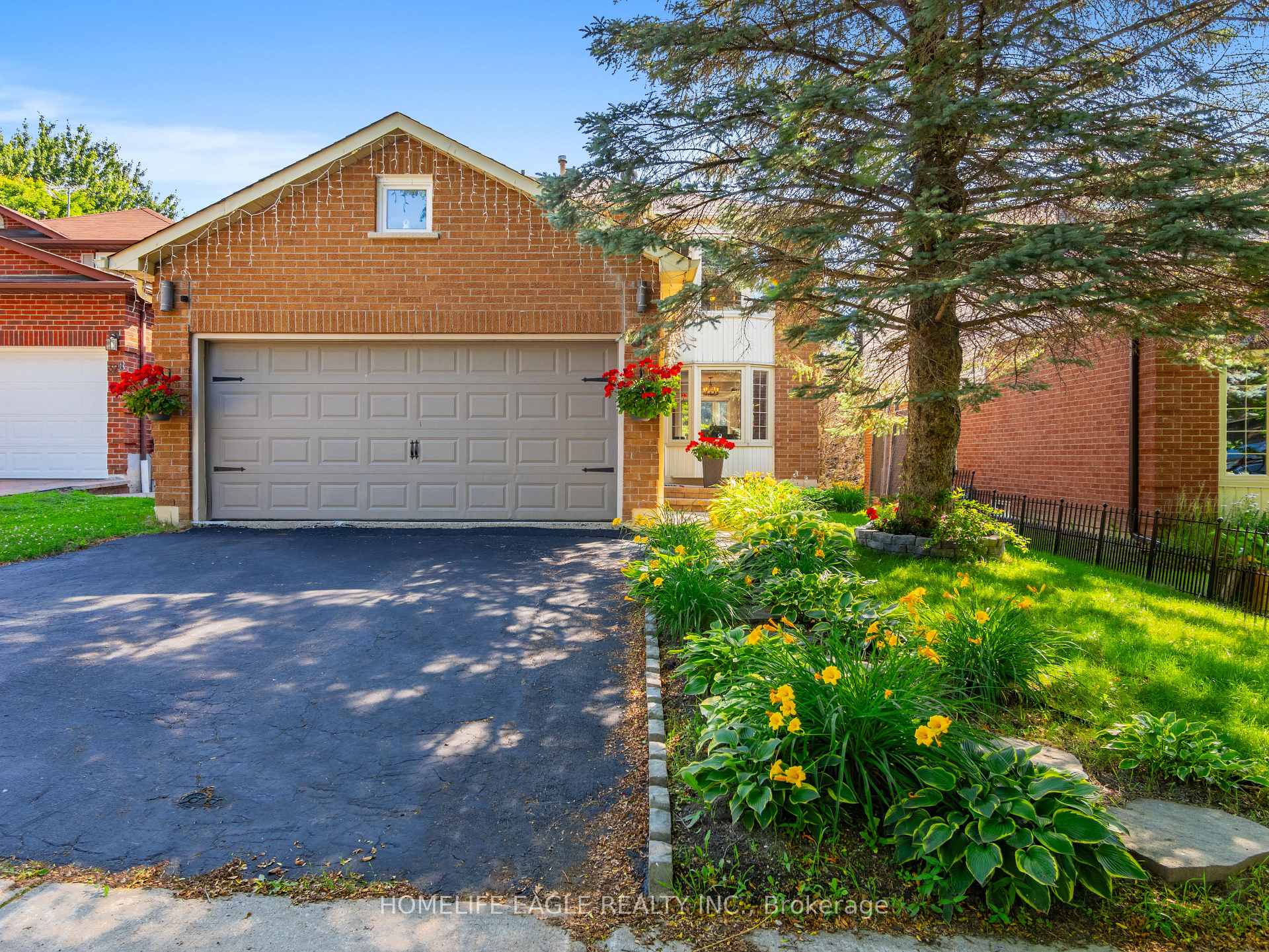Photo 1 of 30 Moffat Crescent, Aurora, Aurora Heights — HOMEH