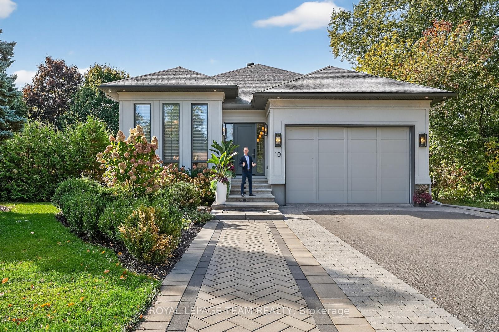 Photo 1 of 10 Leaver Avenue, Ottawa, City View/Skyline/Fisher Heights/Parkwood Hills — HOMEH
