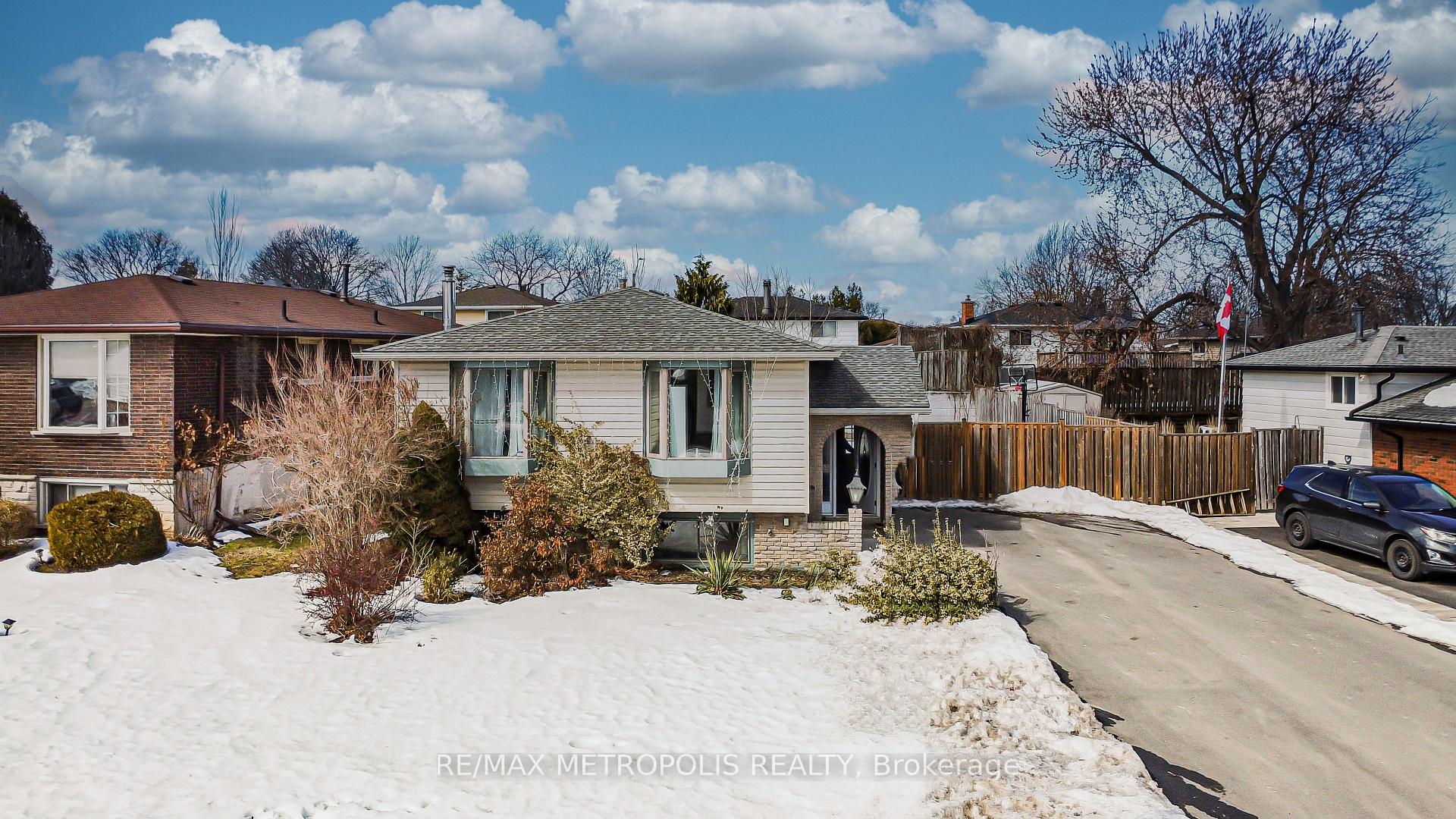 Photo 2 of 280 Cranbrook Drive, Hamilton, Gilkson — HOMEH