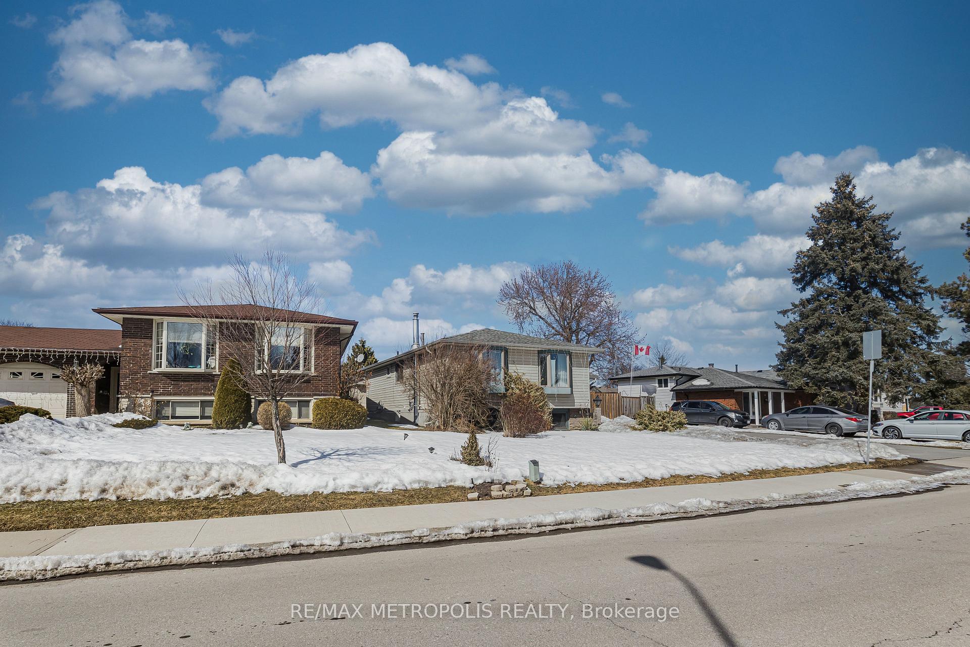 Photo 3 of 280 Cranbrook Drive, Hamilton, Gilkson — HOMEH