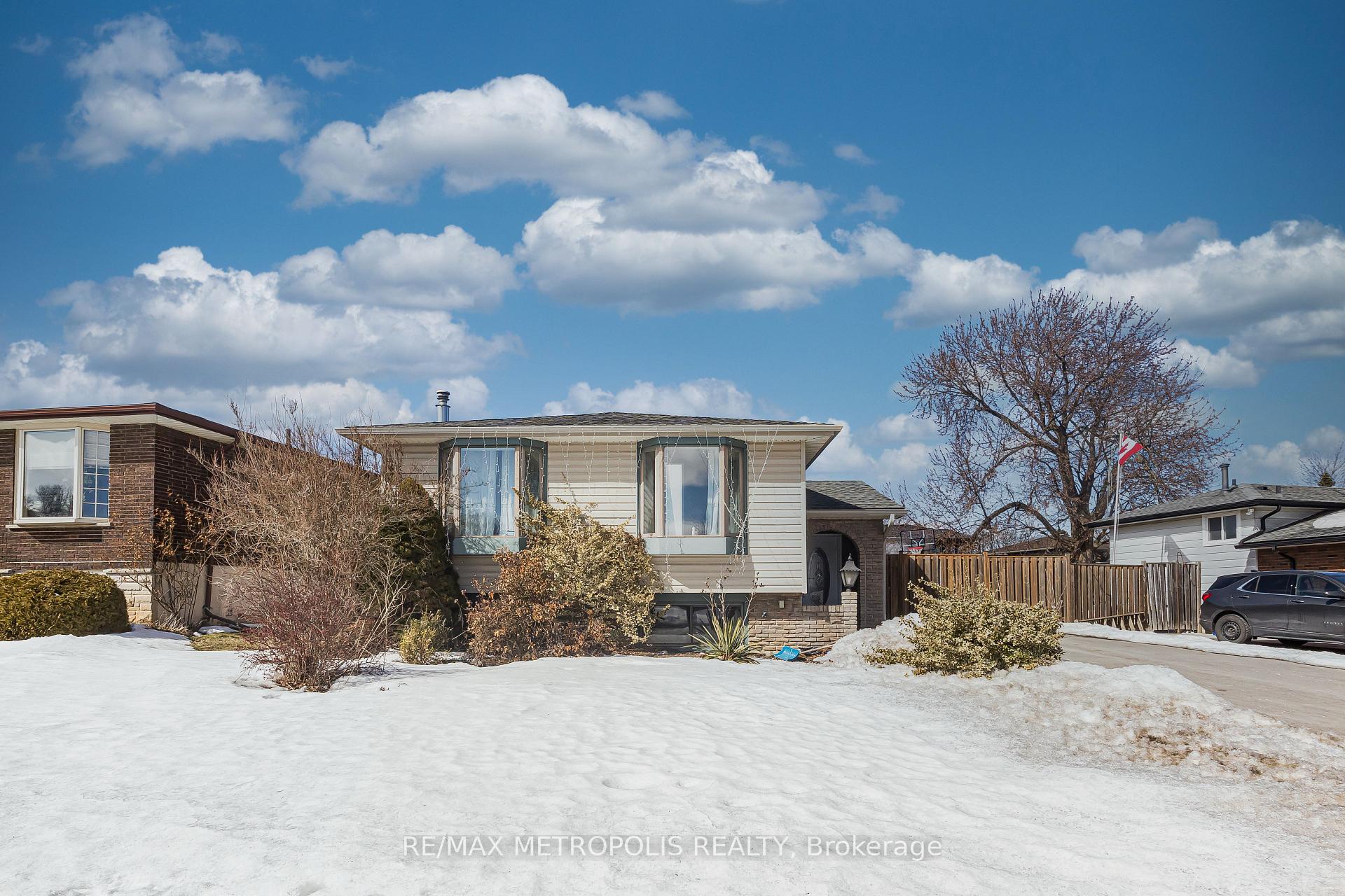 Photo 4 of 280 Cranbrook Drive, Hamilton, Gilkson — HOMEH