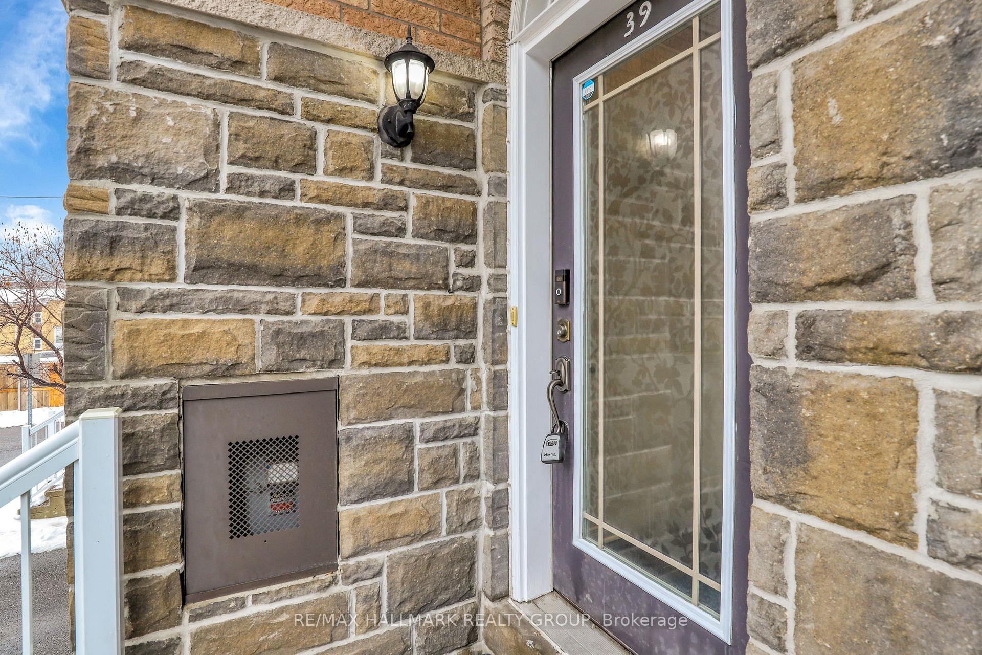 Photo 2 of 39 Jenscott Private, Ottawa, Central Park — HOMEH