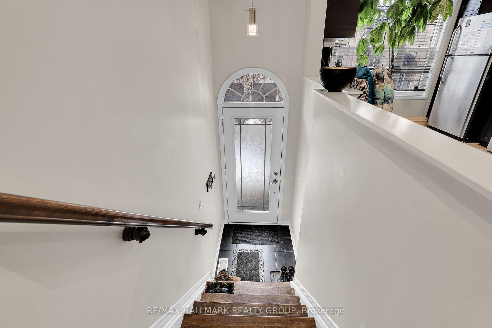 Photo 3 of 39 Jenscott Private, Ottawa, Central Park — HOMEH