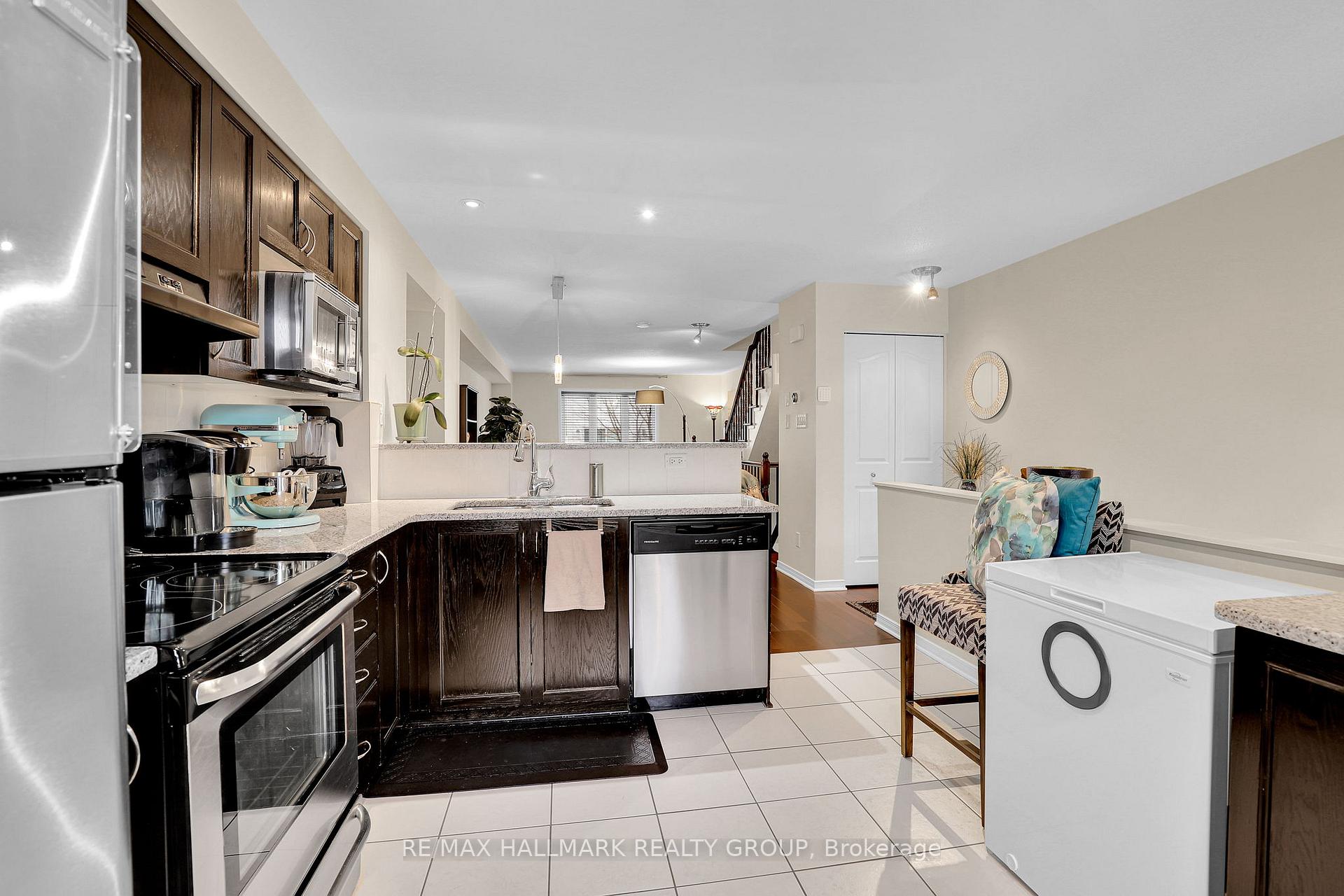 Photo 8 of 39 Jenscott Private, Ottawa, Central Park — HOMEH