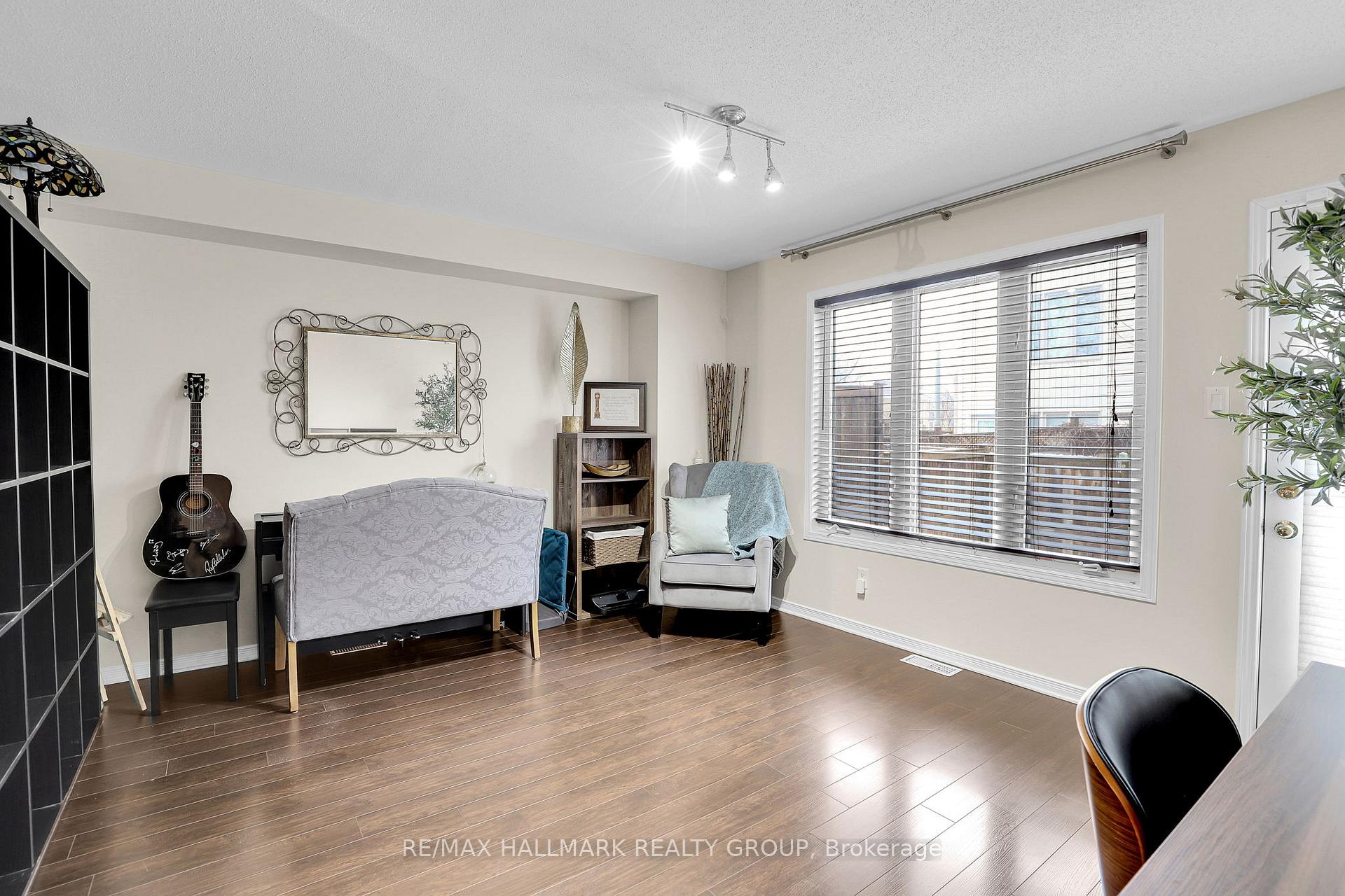 Photo 20 of 39 Jenscott Private, Ottawa, Central Park — HOMEH