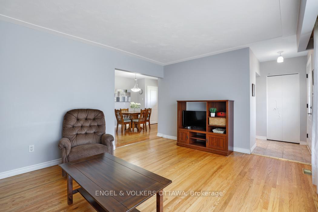 Photo 4 of 814 Pleasant Park Road, Ottawa, Elmvale Acres — HOMEH