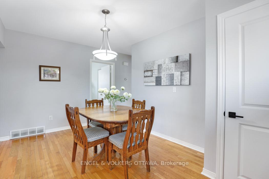 Photo 5 of 814 Pleasant Park Road, Ottawa, Elmvale Acres — HOMEH