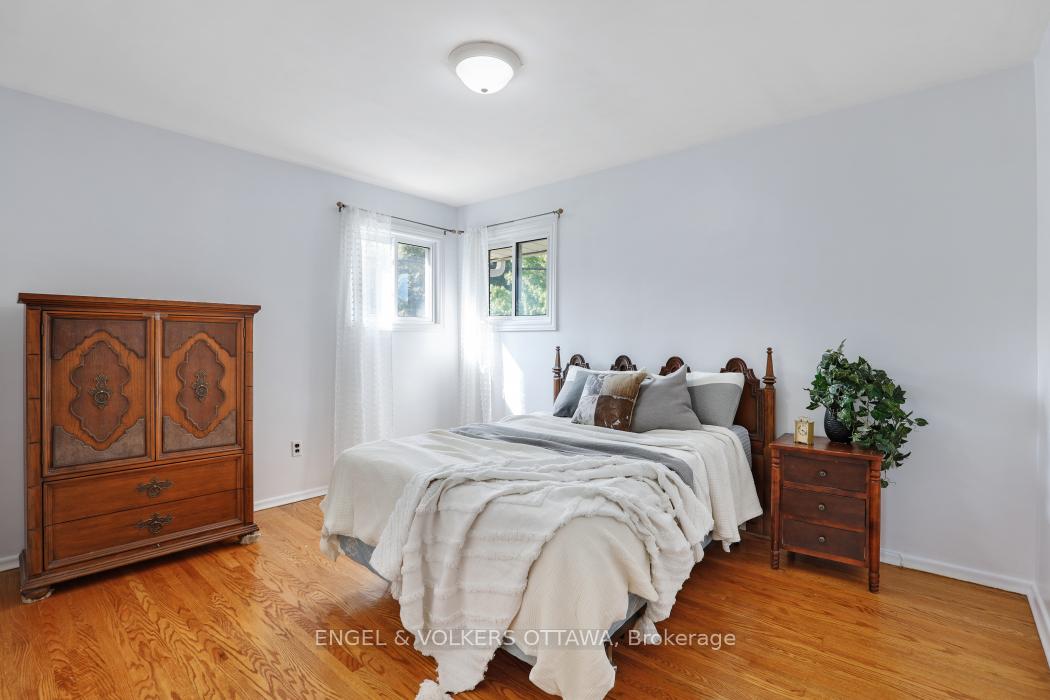 Photo 10 of 814 Pleasant Park Road, Ottawa, Elmvale Acres — HOMEH