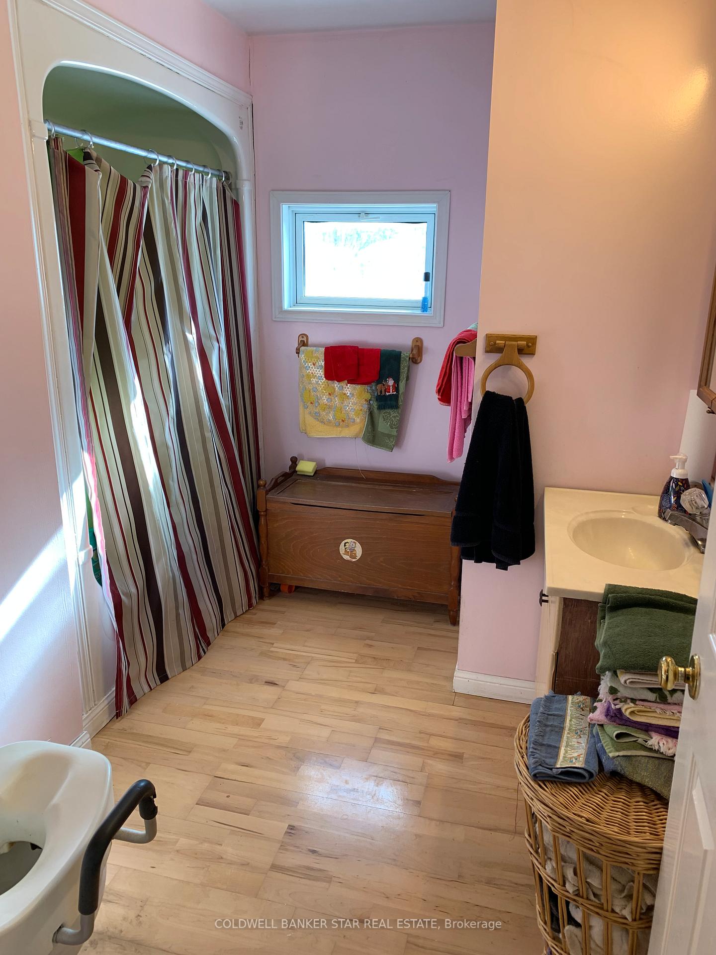 Photo 16 of 463 South Edgeware Road, St. Thomas — HOMEH