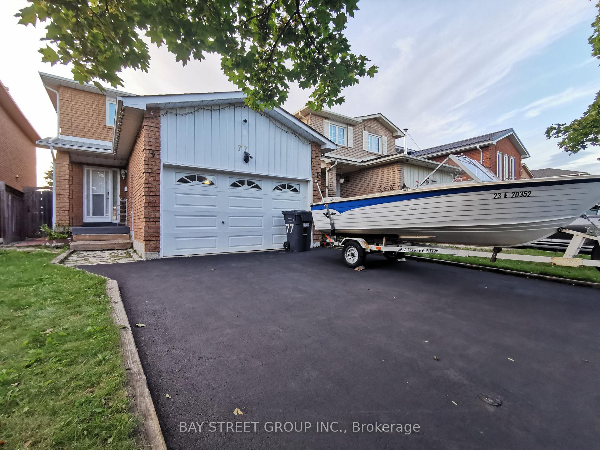 Photo 6 of 77 Toba Crescent, Brampton, Heart Lake East — HOMEH
