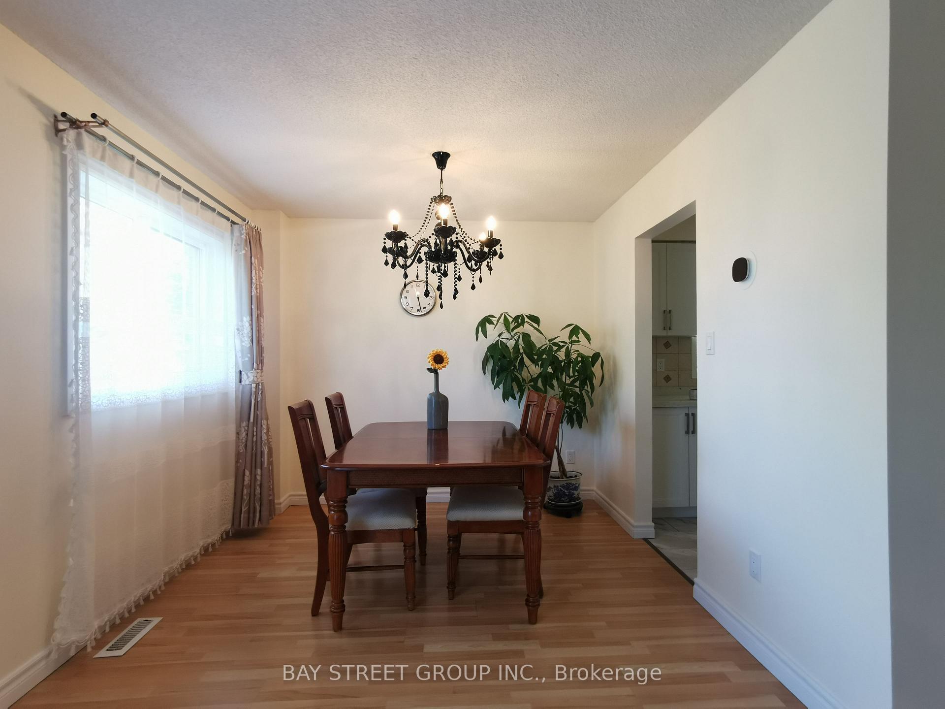 Photo 4 of 77 Toba Crescent, Brampton, Heart Lake East — HOMEH
