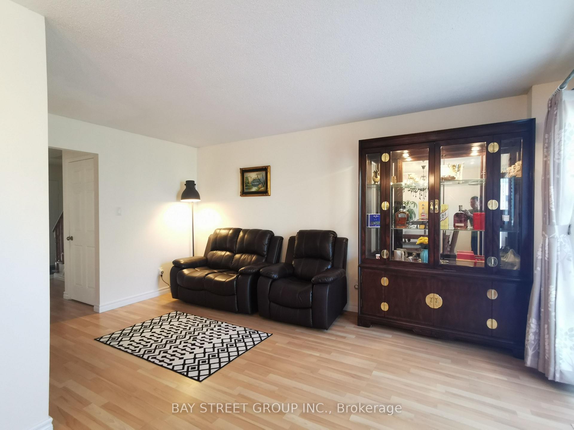Photo 5 of 77 Toba Crescent, Brampton, Heart Lake East — HOMEH